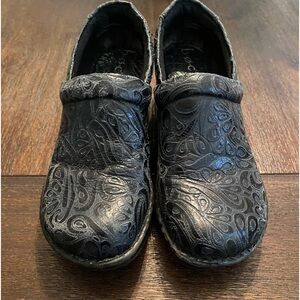 Women’s mule size 8.5 color blue